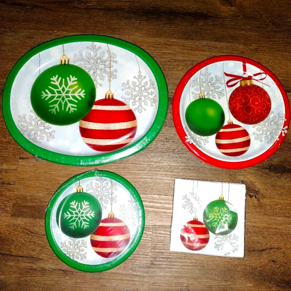 Christmas Plates Party set for 8 Ornaments New